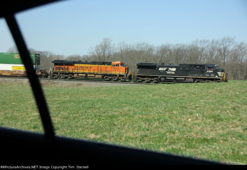 NS 4363, BNSF 8258 leading 264